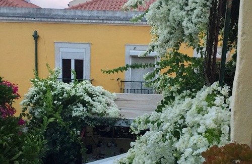 Alfama Apartment | Spirit of Art - ideal for families with balcony and garden view