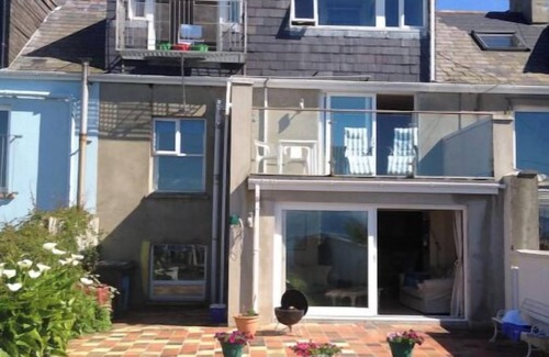 Bangor Cottage | Splash Cottage Beach house with sea touching back garden