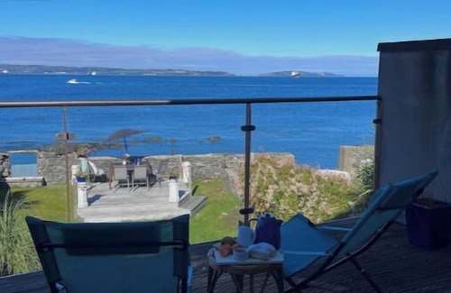 Bangor Cottage | Splash Cottage Beach house with sea touching back garden