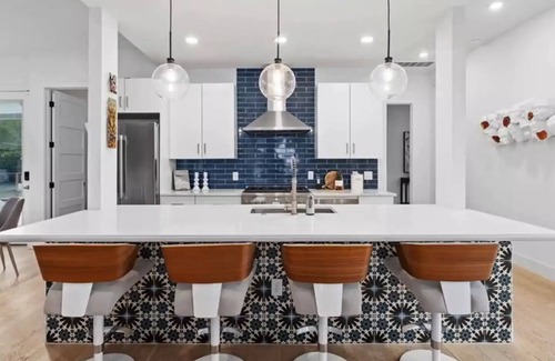Galindo House | Splash Manor! Heated Pool, Gym, and Shuffleboard Table