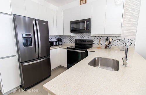 Tower Isle Apartment | Splashing view of waves