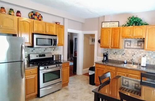 West Codman Hill - West Lower Mills Apartment | Splendid 3 Bedrm-highspeed WIFI, dedicated workspace, nearby gym & hospitals