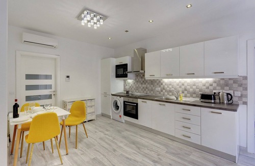 Tower Road Apartment | Splendid Apartment, Steps Away from the Sea