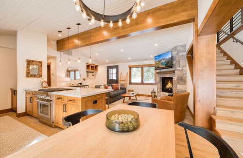 Chamberlands House | Splendid at Chamberlands by Tahoe Getaways - Chamberlands HOA, Private Hot Tub + Walk to Lake Tahoe