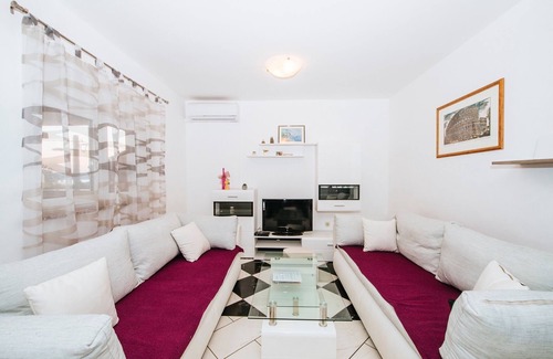Maslenica House | Splendid Holiday Home in Jasenice with Swimming Pool