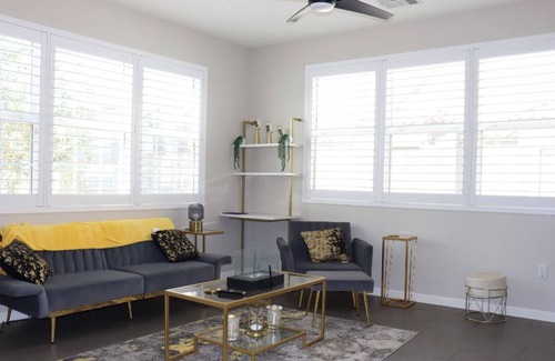 South Mountain House | Sports fans & Foodies King with Balcony, Queen, pool minutes to Golf & Airport