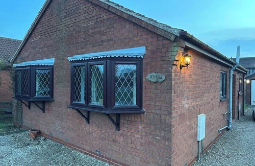 Keyingham House | Spotless 3 bedroom cottage newly refurbished comfortable country location with free parking