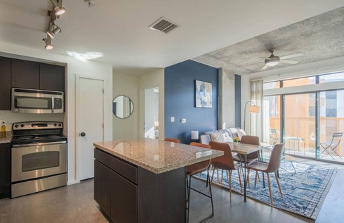 Evans Churchill Apartment | Spotless 2BD | Central DT| Gym+Pool+Parking Sleep8