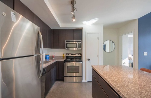 Evans Churchill Apartment | Spotless 2BD | Central DT| Gym+Pool+Parking Sleep8