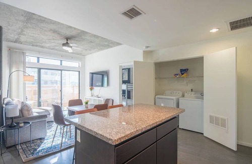 Evans Churchill Apartment | Spotless 2BD | Central DT| Gym+Pool+Parking Sleep8
