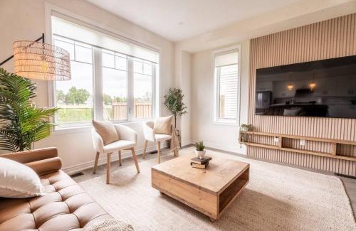 Mount Hope House | Spotless 5 bed and 4 bath with Wi-Fi and 1hr to Niagara