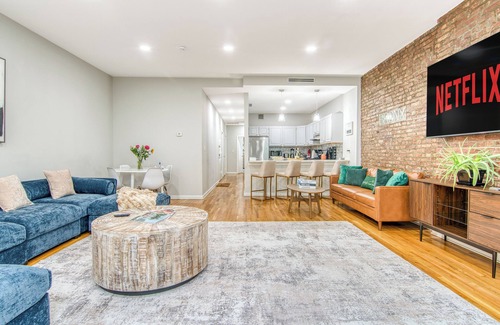 Port Morris Apartment | Sprawling 2BR w King Bed, fast WiFi, 20 minutes to Times Square!
