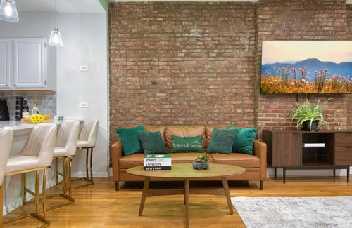 Port Morris Apartment | Sprawling 2BR w King Bed, fast WiFi, 20 minutes to Times Square!