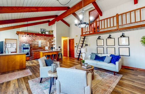 Centralia House | Sprawling and colorful lakefront home with patio
