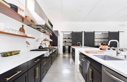 Union Pier House | Sprawling Modern Home with Chef's Kitchen, Pool & Hot Tubs - walk to the beach!