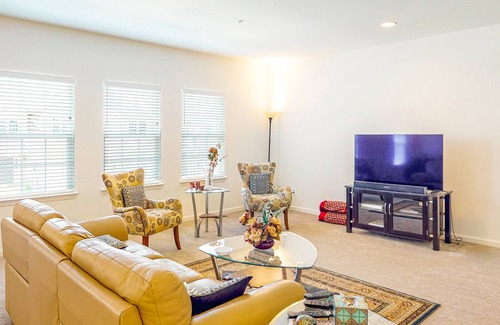 Magnolia House | Sprawling Townhome - Water Views - Modern Interior