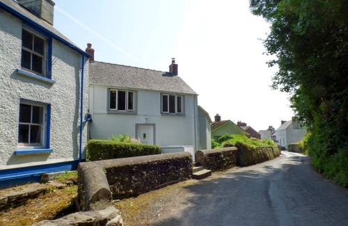 Laugharne Cottage | SPRING GARDEN COTTAGE, pet friendly, with open fire in Laugharne