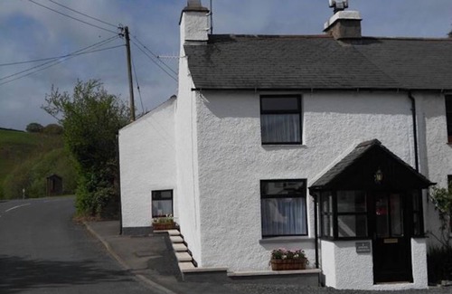 Kirkby-in-Furness Cottage | 'Spring Garden' Dog Friendly, Comfy Cottage