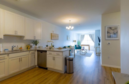 Carteret Apartment | ★Spring Wonderland DEEP discount on COZY King Bed Near EWR AIRPORT & NYC★
