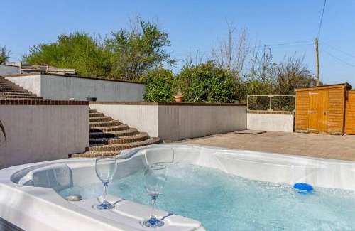 Newton Saint Cyres House | Springfield Deer View - Private Hot Tub , Communal Swimming Pool & Fishing Nearby