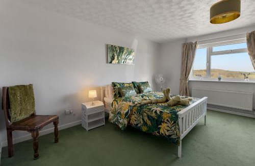 Newton Saint Cyres House | Springfield Deer View - Private Hot Tub , Communal Swimming Pool & Fishing Nearby