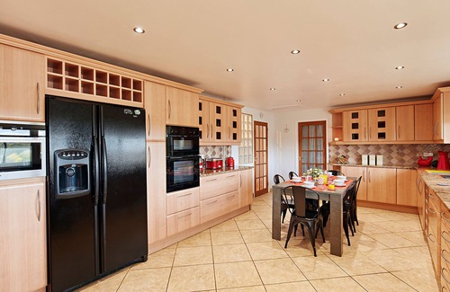 Newton Saint Cyres Cottage | SPRINGFIELDS BUNGALOW, pet friendly, with pool in Tedburn St Mary