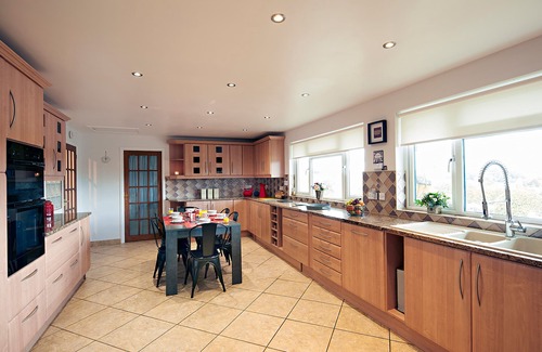 Newton Saint Cyres Cottage | SPRINGFIELDS BUNGALOW, pet friendly, with pool in Tedburn St Mary