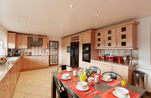 Newton Saint Cyres Cottage | SPRINGFIELDS BUNGALOW, pet friendly, with pool in Tedburn St Mary