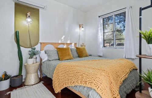 Blenman-Elm House | Springtime Oasis Sun Kised 1BR Near UofA