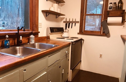 Rocky Ridge Cabin | Spruce Run Cabin, a wooded retreat on the mountain