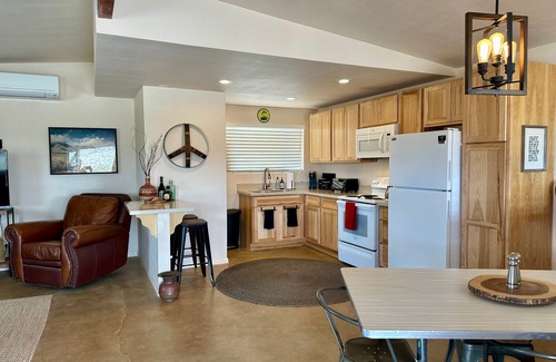 Landers House | 🌵 Spy Mountain Hideout on 5 Acres w/Hot Tub | ATV Paradise & Privacy 🌵