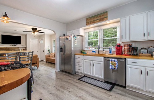New Buffalo House | Sq Toe's Last Resort:Dog-Friendly*Fenced* GameRoom