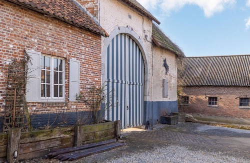 Velm House | Square Farm in the Beautiful Blossom Region