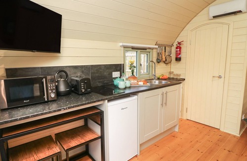 Sutton-in-Craven Cottage | SQUIRREL, pet friendly, character holiday cottage in Cross Hills