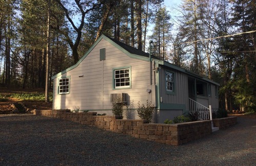 Meadow Vista Cottage | Squirrel's Nest West in private Gold Country location