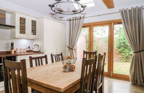 Fareham Cottage | SQUIRRELS DREY, family friendly, with pool in Titchfield Common