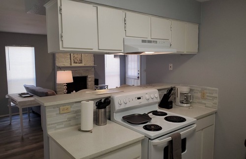 Austin House | St. Amant Place with 2 BR 1.5 BA Free Private Parking Pet Stays for Free !