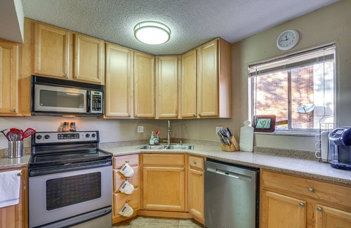 Airport Township House | St Ann Townhome < 1 Mi to International Airport!