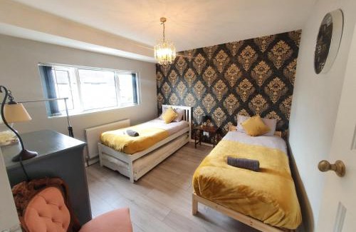 Bray on Thames House | St Georges house, Premium 3 bed Home Slough, Legoland, Windsor