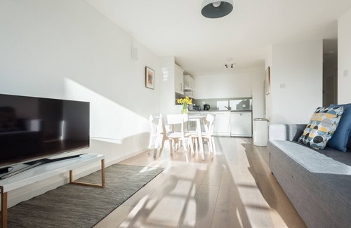 Tower Hill Apartment | St Katharine Docks | By Tower Bridge | Modern & Bright