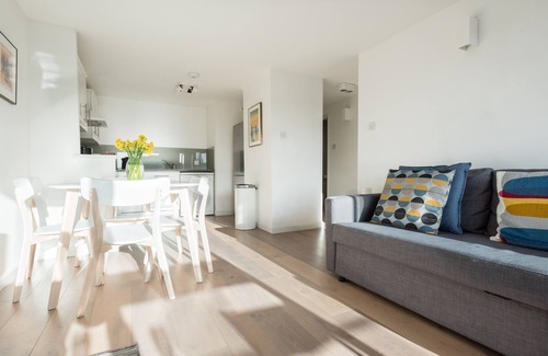 Tower Hill Apartment | St Katharine Docks | By Tower Bridge | Modern & Bright