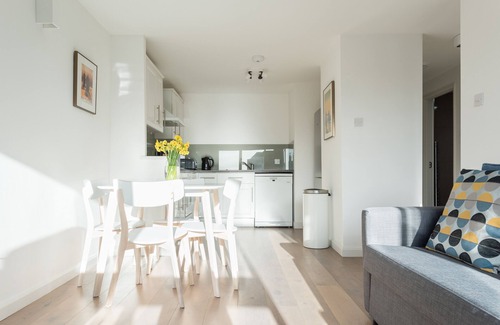 Tower Hill Apartment | St Katharine Docks | By Tower Bridge | Modern & Bright