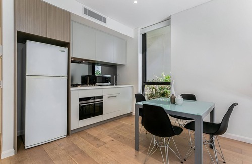 St. Leonards Apartment | St Leonards- ALBN2 Albany Street - Relaxed Crows Nest Apartment with Winter Garden, Rooftop Cafes Nearb