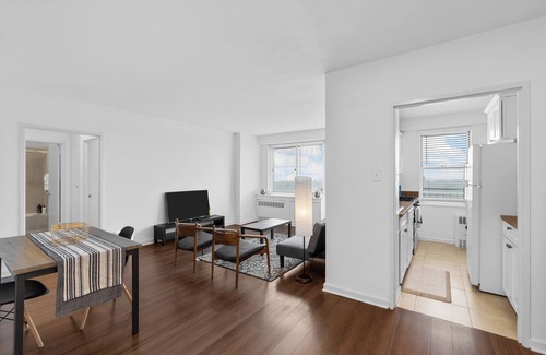 Demun House | St. Louis Gem: Cozy 1BR with Balcony & Top Amenities!