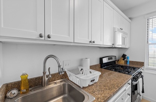 Demun House | St. Louis Gem: Cozy 1BR with Balcony & Top Amenities!