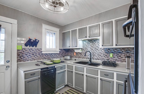 Pagedale House | St Louis Home w/Mini Pool Table & Arcade Game!