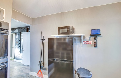 Pagedale House | St Louis Home w/Mini Pool Table & Arcade Game!