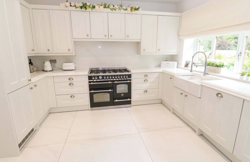 Saddleworth House | ST MARY'S HOUSE, pet friendly, with hot tub in Greenfield