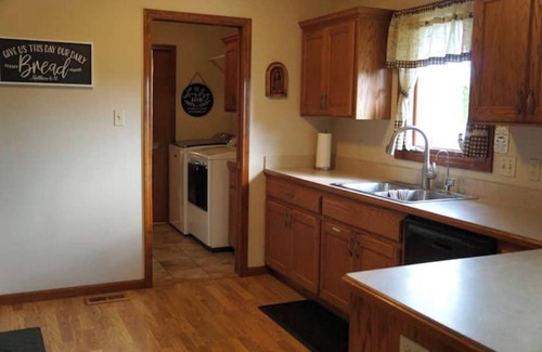 Pottawatomie County House | St. Marys Peaceful 3 bed, 2 bath with hot tub -Family Friendly
