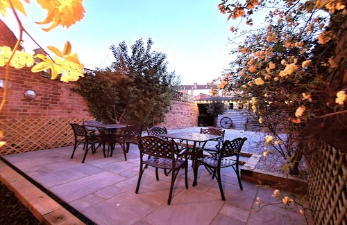 Gloucester House | St. Michael's Town House - Elegant and Large home in the Heart of Gloucester